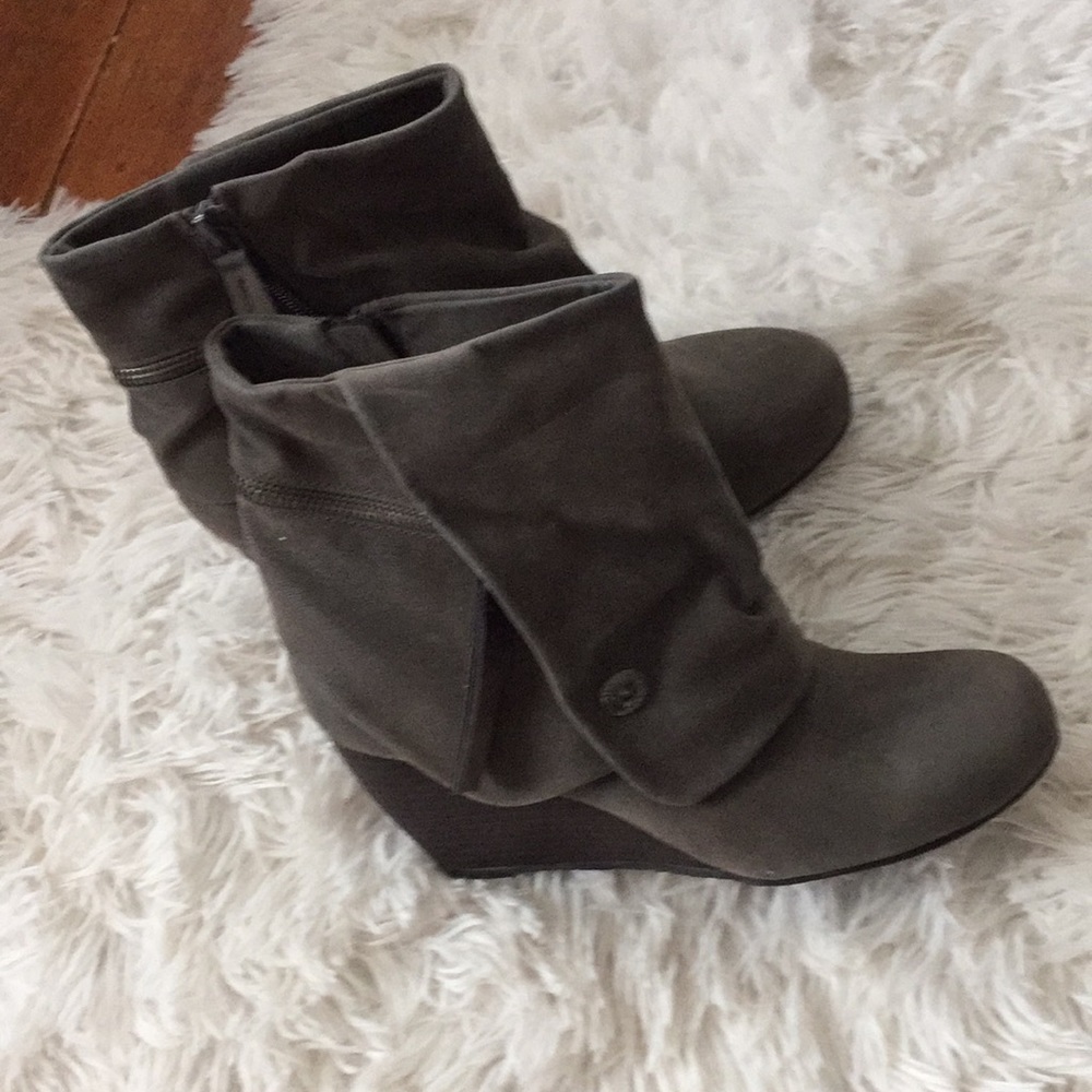 Suede feel gray booties